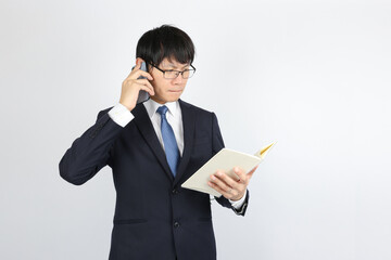 スマートフォンで通話する男性ビジネス