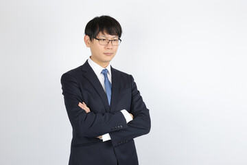 笑顔で腕を組むビジネスマン・サラリーマン