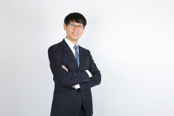 笑顔で腕を組むビジネスマン・サラリーマン