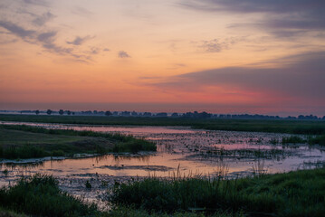 Wschód słońca nad rozlewiskiem © M