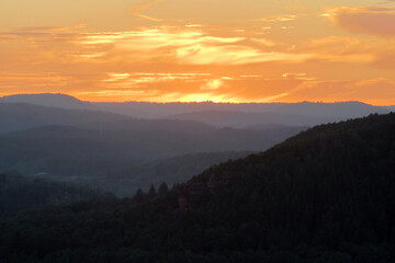 Sonnenuntergang im Sommer im Pfälzerwald. Aussicht von der Burgruine Drachenfels bei Busenberg in der Verbandsgemeinde Dahner Felsenland in Rheinland-Pfalz.