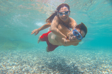 Naklejka premium couple in swimming pool