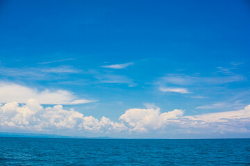 Obraz premium Blue sky with fluffy cloud in sea background