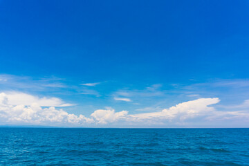 Obraz premium Blue sky with fluffy cloud in sea background