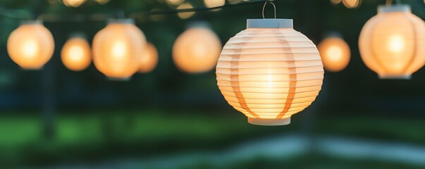Obraz premium String of white paper lanterns with warm, glowing lights.