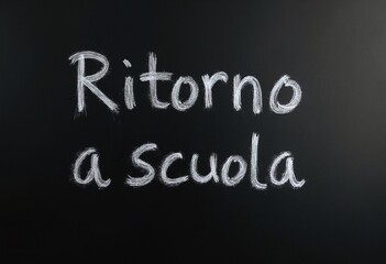 Obraz premium Black board with the word Ritorno a scuola written on it