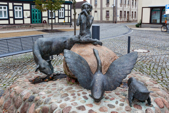 G&auml;nseliesel-Brunnen in Arneburg (Altmark); im Oktober 2010 nach Idee des ehemaligen B&uuml;rgermeisters Dr. Siegfried Rutter (gest. Mai 2010) eingeweiht; von Kunstgie&szlig;er Horst Borchert in Bronze gegossen