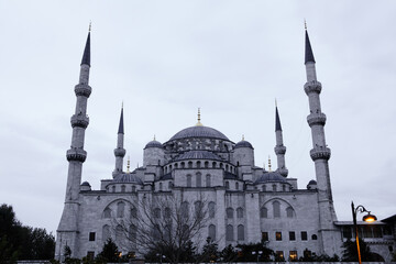 Obraz premium Twilight over the Blue Mosque: A Stunning Ottoman Landmark in Istanbul