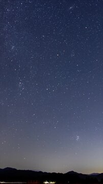 星空のタイムラプス　縦向き　縦型動画　SNS サイネージ