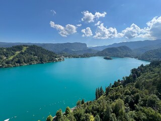 Obraz premium Panoramic view of Bled settlement and on Lake Bled (Blejsko jezero, Bleder See oder Veldeser See) from the castle of Bled (Blejski grad) - Bled, Slovenia