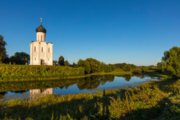 Obraz premium Russia Vladimir region Bogolyubovo Church of the Intercession on the Nerl on a sunny summer day