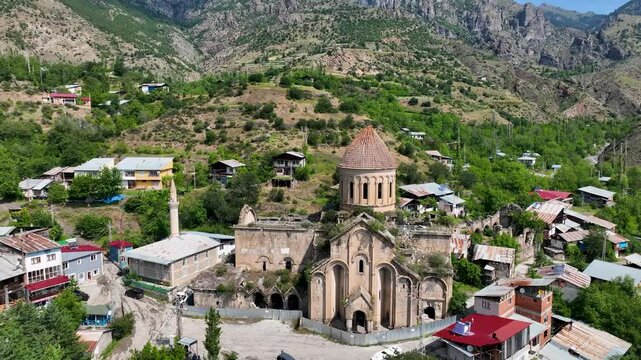 Osvank Church is in &Ccedil;amlıyama&ccedil; Village of Uzundere District. It is famous for its colorful stone decorations and relief figures, Erzurum