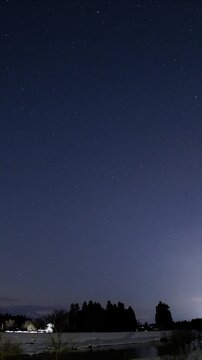 星空のタイムラプス　縦向き　縦型動画　SNS サイネージ
