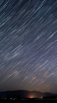 星空のタイムラプス　縦向き　縦型動画　サイネージ