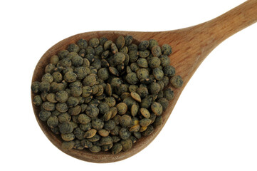 Cuillère en bois de lentilles du Puy sèches en gros plan sur fond blanc