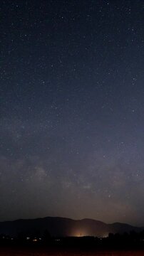 天の川　星空のタイムラプス　縦向き　縦型動画　サイネージ