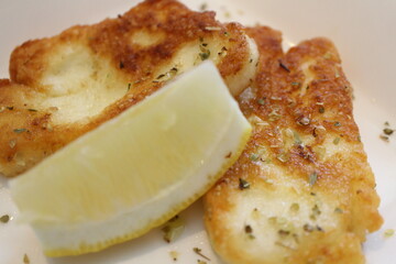 Greek cuisine: saganaki (Greek fried cheese) with lemon