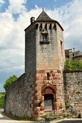 Fototapeta premium Tour de guet dans le mur d’enceinte des châteaux du village de Curemonte en Corrèze