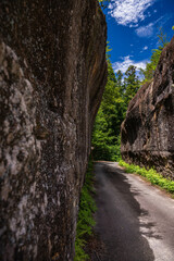 ノミ跡が残る大切通し　善光寺街道