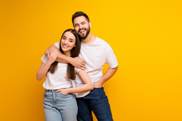 Obraz premium Photo portrait of lovely young guy girl embrace support each other dressed stylish white garment isolated on yellow color background