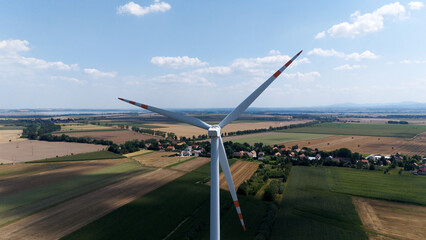 Turbina wiatrowa, generator prądu, zbliżenie, krajobraz wiejski, widok z góry, widok z lotu ptaka