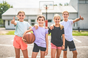 Obraz premium Childs girls Team in sportswear playing basketball game