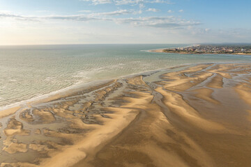 La pointe de Routhiauville à l'extrême nord de la baie de Somme, avec Berck-sur-mer en arrière plan et l'Authie