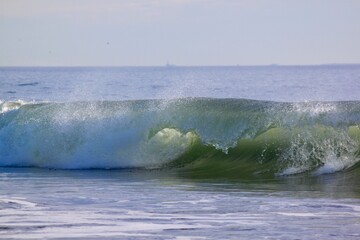 crashing waves in the ocean