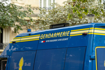 Vehicule de gendarmerie devant un immeuble parisien