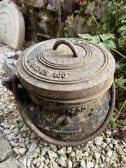 old, rusty, weathered cast-iron pot - vieille marmite en fonte rouillée et patinée