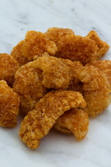 Delicious pork rinds, they are crunchy, meaty and delicious.