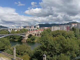 Panorámica del río Miño a su paso por la ciudad de Ourense, Galicia