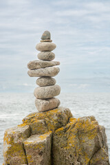 Aufgestapelte Steine vor Meereshintergrund