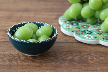 アラビア風模様のボウルにいれたマスカット