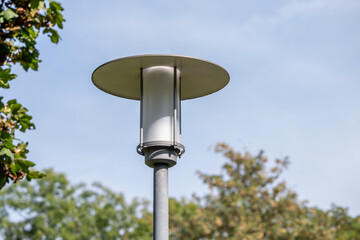 Moderne Straßenlaterne im Grünen
