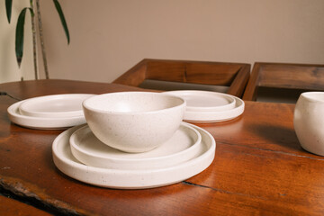 Vajilla plato de color arena de material de cerámica