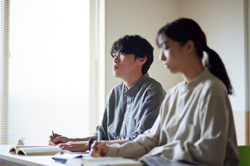教室にて授業を受ける大学生