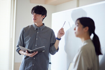 プレゼンテーションを行う大学生