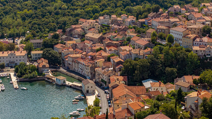 Chorwackie miasteczko nadmorskie © sopthedrone
