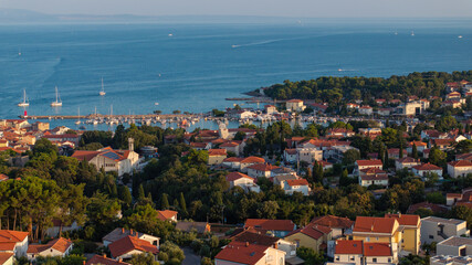 Chorwackie miasteczko nadmorskie © sopthedrone