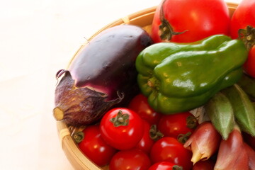 新鮮で色鮮やかな夏野菜の盛り合わせ