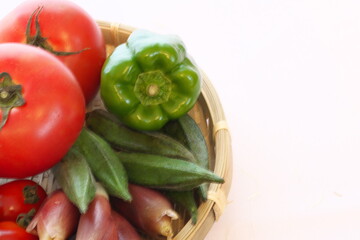 新鮮で色鮮やかな夏野菜の盛り合わせ