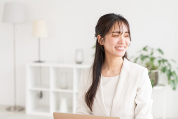 笑顔の女性　ビジネス　パソコン
