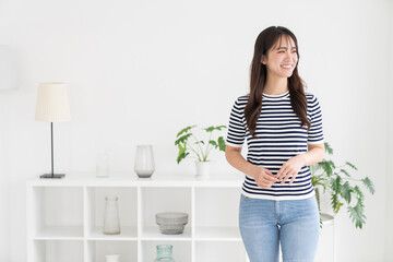 部屋でリラックスする若い女性