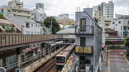 都会を走る電車