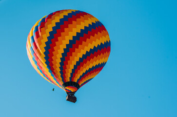 The magic and grandeur of ballooning with images that reveal the beauty of one of the most fascinating sports in the world. The serene flight of colorful balloons against the endless sky