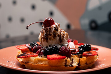 Delicioso waffle con frutas y nieve encima