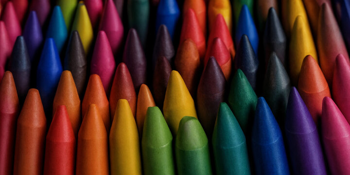 Dicht gedr&auml;ngte farbige Wachsmalstifte, spitz zulaufend, in einem dynamischen und lebendigen Farbverlauf angeordnet, ideales Material f&uuml;r kreative Kunst- und Bastelprojekte