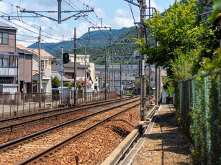 住宅地を通る能勢電妙見線の線路
