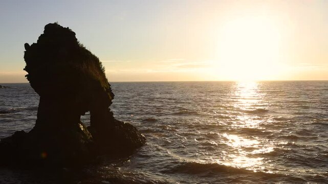 北海道せたな町-夕景の窓岩-